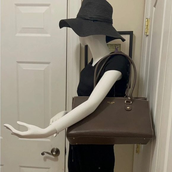 Kate spad\'s beautiful brown leather tote t have a zipper